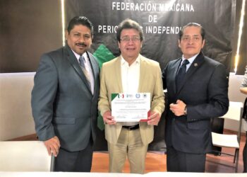 Reconocen trayectoria de columnista y director editorial de EHP