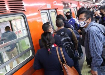 Choque entre convoyes deja un muerto en metro de la CDMX