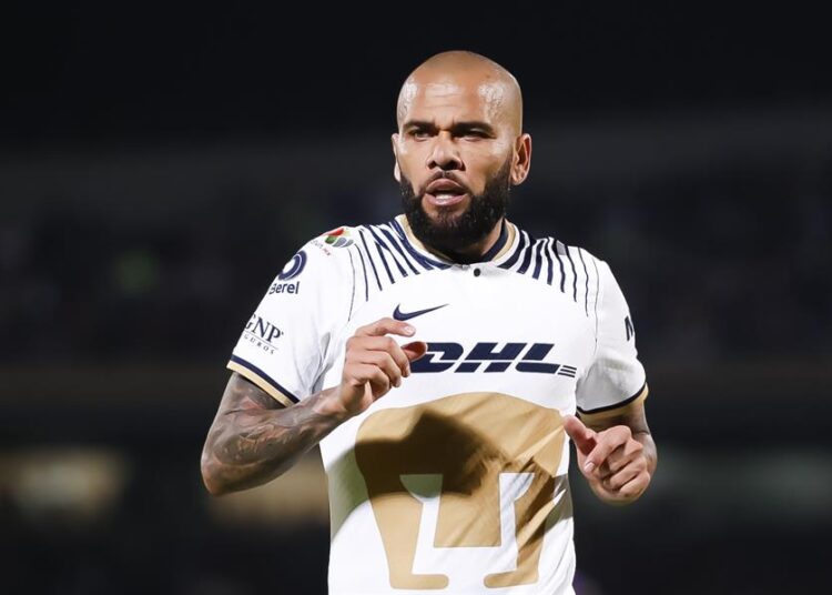 Alves anuncia que regresa a Pumas