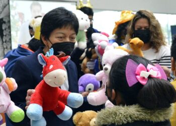 Rectora BUAP entregó peluches a niños de colonias de escasos recursos