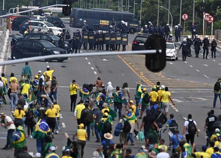 Biden, AMLO y Trudeau condenan ataque a democracia en Brasil