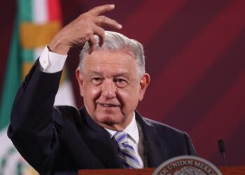 AMLO promete resolver caso de Yasmín Esquivel