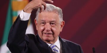 AMLO promete resolver caso de Yasmín Esquivel