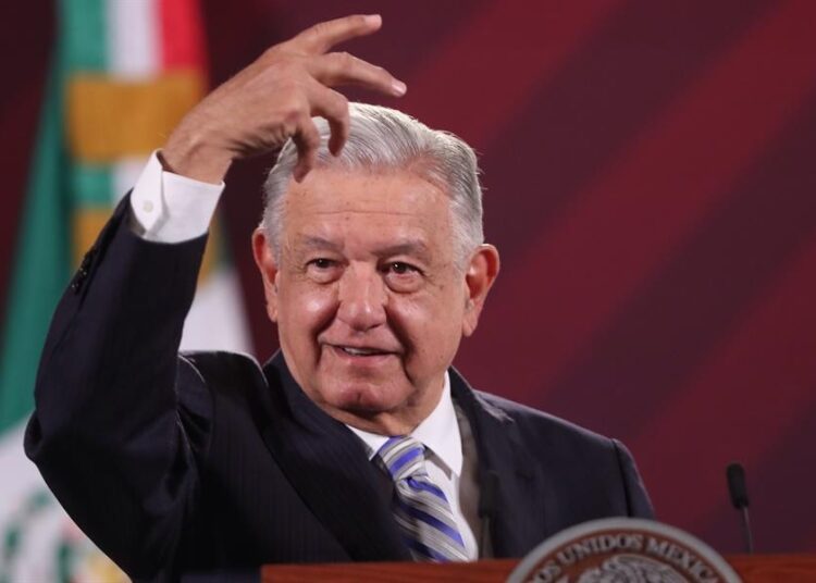 AMLO promete resolver caso de Yasmín Esquivel