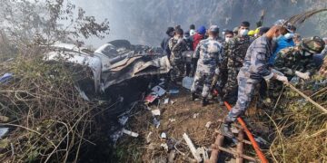 Hallan 68 cuerpos de accidente aéreo en Nepal