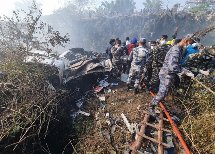 Hallan 68 cuerpos de accidente aéreo en Nepal