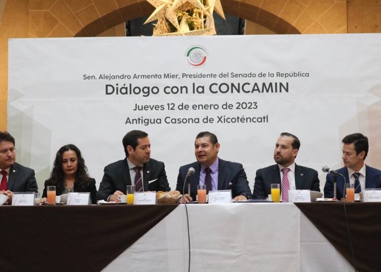 Armenta se reúne con representes de Concamin