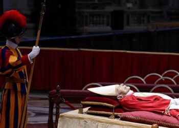 Benedicto XVI es despedido por miles de fieles en la basílica de San Pedro