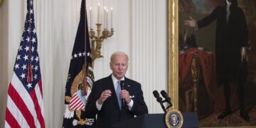 Biden pide prohibir armas de asalto tras tiroteos en EEUU