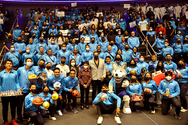 Lilia Cedillo entrega equipo deportivo a 500 atletas BUAP