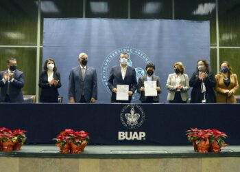 BUAP firma convenio con VW