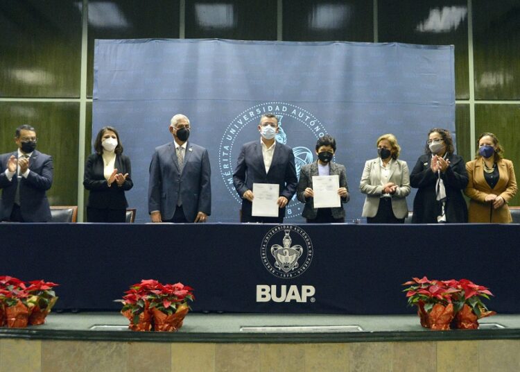 BUAP firma convenio con VW