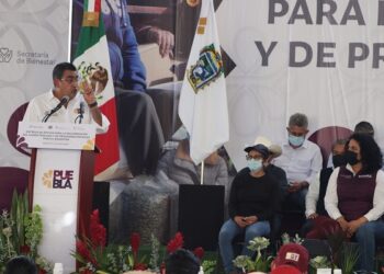 Entregan apoyos al campo y de bienestar en Acatlán de Osorio y Tehuitzingo