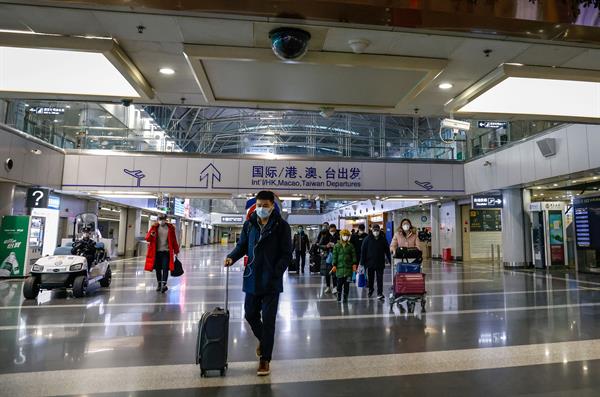 China reabre sus fronteras tras casi tres años de estricta ‘cero covid’