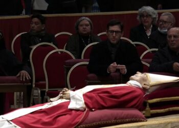 Capilla ardiente de Benedicto XVI abre por segundo día