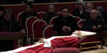 Capilla ardiente de Benedicto XVI abre por segundo día
