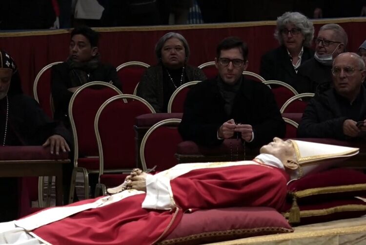 Capilla ardiente de Benedicto XVI abre por segundo día