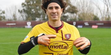 Memo Ochoa debuta con la Salernitana