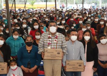 Gobernador entrega apoyos al interior del estado