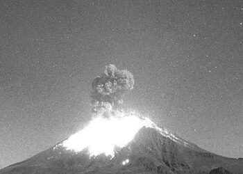 Popocatépetl registra explosiones y expulsión de material incandescente