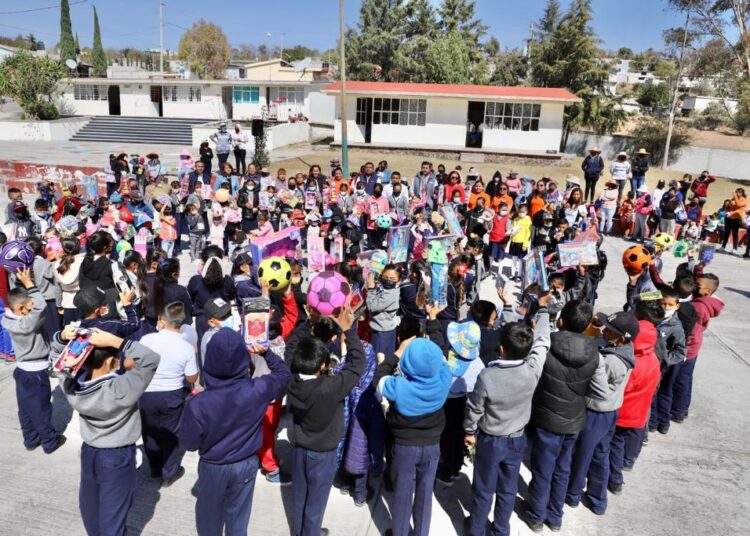 SMDIF Puebla y Bachoco entregan juguetes a 178 niños de Tlaxcolpan