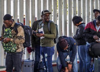 Migrantes y activistas en Tijuana ven esperanzas en reunión México-EEUU