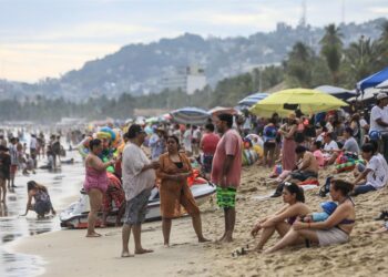 Mexicanos abarrotan las playas en año nuevo