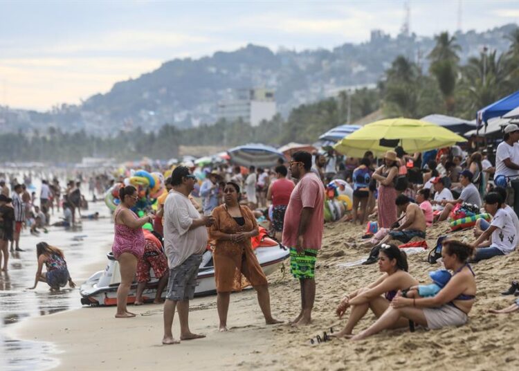 Mexicanos abarrotan las playas en año nuevo