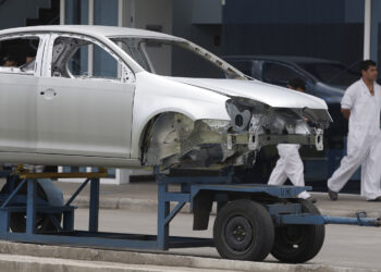 VW amplió su paro técnico una semana