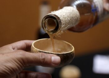 Fomentan certificación del mezcal poblano