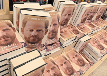 Príncipe Harry asegura que dejó fuera de sus memorias material dañino