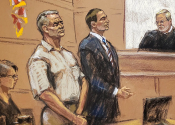 García Luna comparece con pelo cano y semblante serio en inicio de juicio
