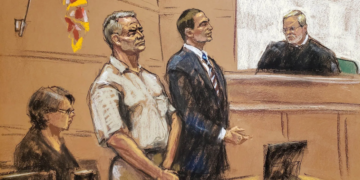 García Luna comparece con pelo cano y semblante serio en inicio de juicio