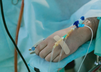 Mujer asesina a su esposo; afirma que él se lo pidió y que ella se suicidaría después