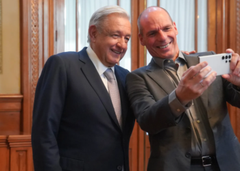 Varoufakis agradece a López Obrador la presión para liberar a Julian Assange