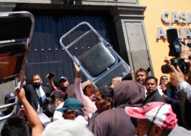 Provoca Roxana Luna agresiones a policías