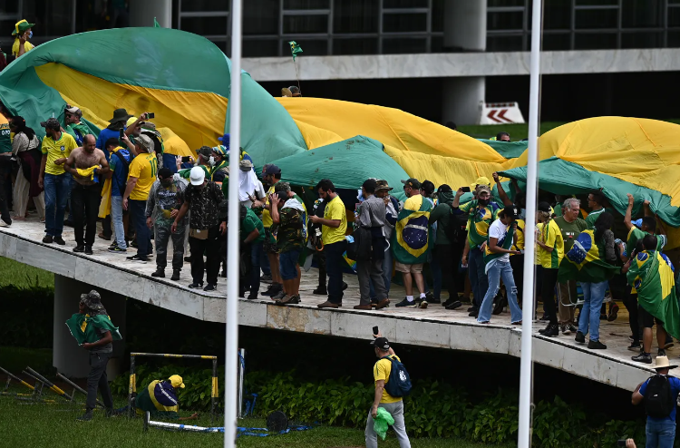 Lula decreta intervención federal tras toma de sedes en Brasilia