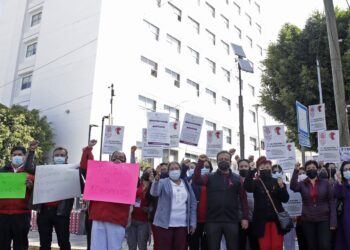 Trabajadores del ISSSTE se manifiestan a las afueras del hospital 