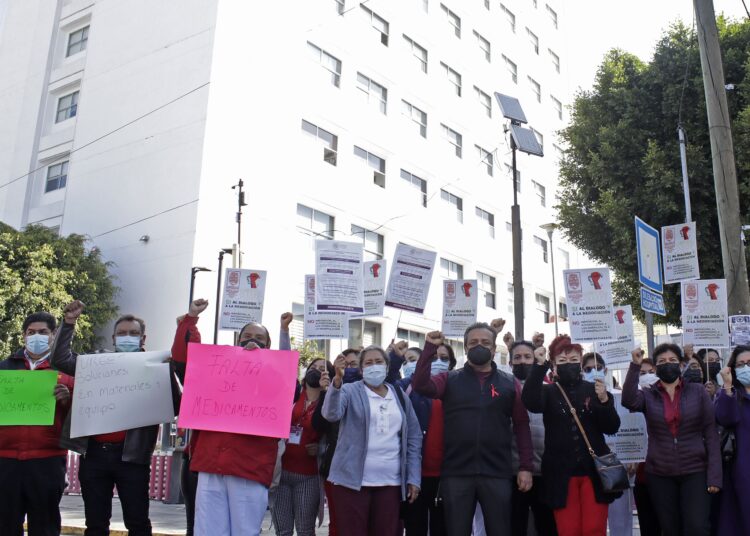Trabajadores del ISSSTE se manifiestan a las afueras del hospital 