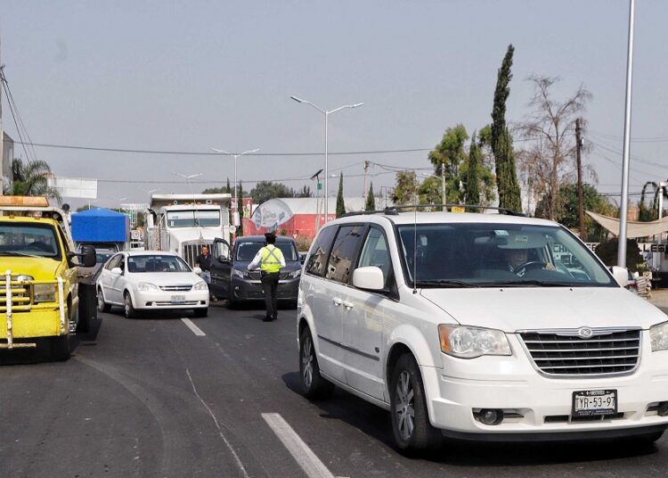 Automóviles con placas azules sí pueden verificar