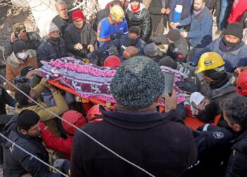 Rescatan en Turquía a cuatro personas 90 horas después del terremoto