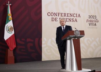 AMLO celebra que mujer pueda presidir el INE