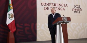 AMLO celebra que mujer pueda presidir el INE