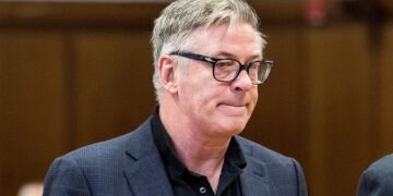 Fiscalía de EEUU rebaja cargos contra Alec Baldwin