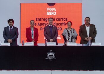 Ibero Puebla entrega 140 becas a estudiantes de prepa