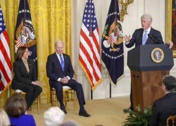 Clinton vuelve a Casa Blanca para celebrar 30 años de una ley laboral