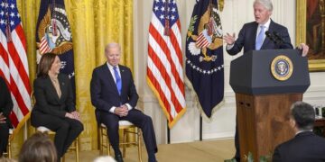 Clinton vuelve a Casa Blanca para celebrar 30 años de una ley laboral