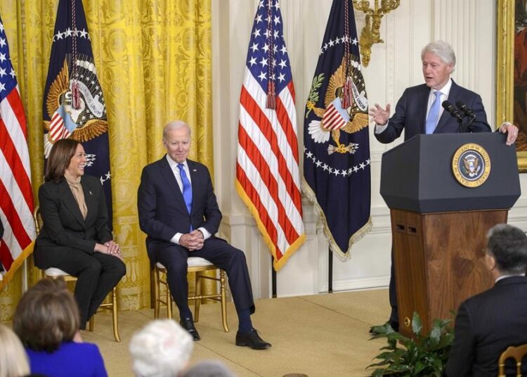 Clinton vuelve a Casa Blanca para celebrar 30 años de una ley laboral