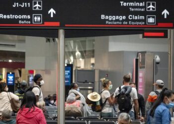 EEUU aprueba no exigir vacunación a viajeros extranjeros