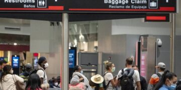 EEUU aprueba no exigir vacunación a viajeros extranjeros